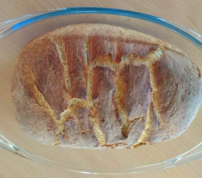 chleb w szklanym naczyniu