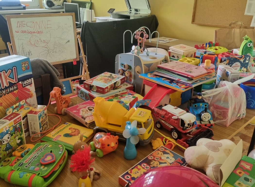 na stołach ułożone zabawki, książeczki, maskotki